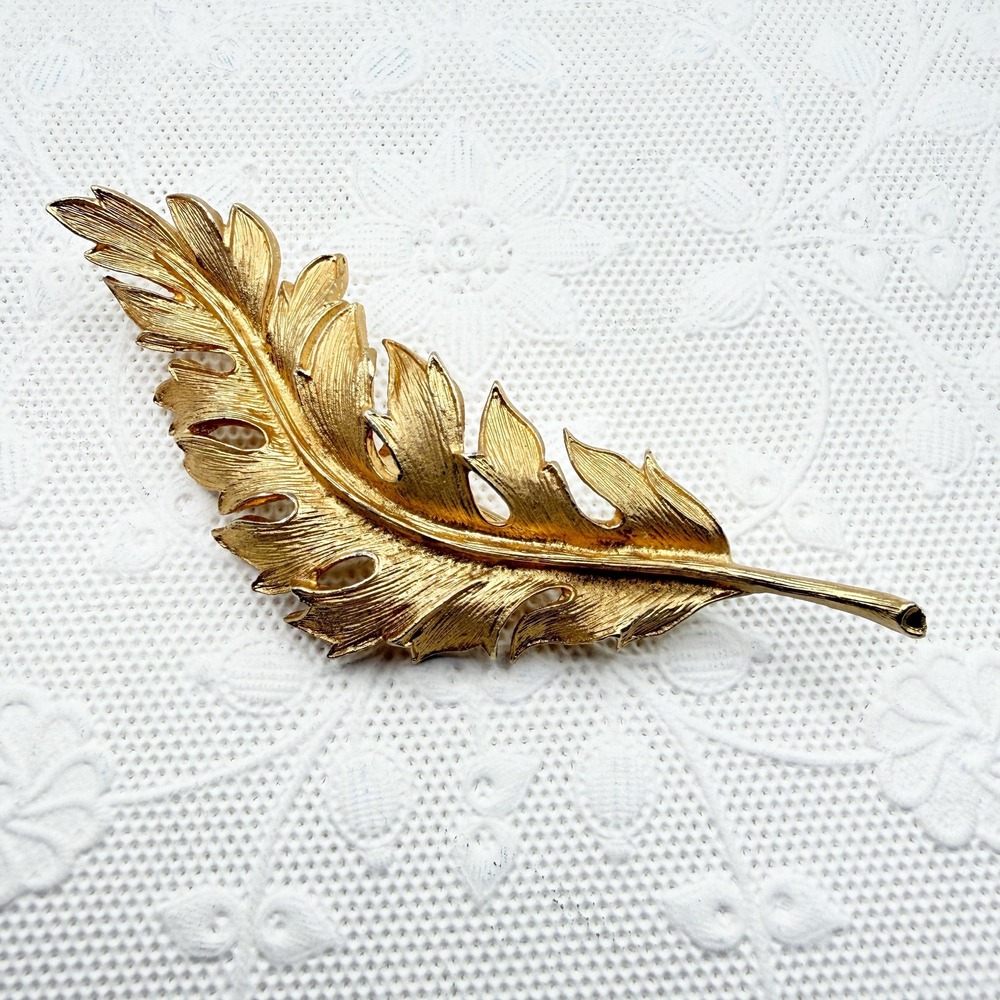 Vintage Coro 1961 Gold Tone Mid Century MCM Leaf Brooch
